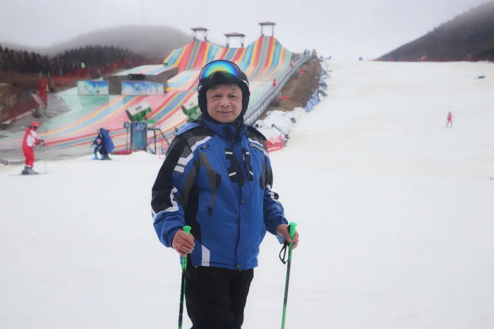 2月13日，邓建国一大早来到滑雪场，冒着小雨滑雪。新京报记者 吴采倩 摄
