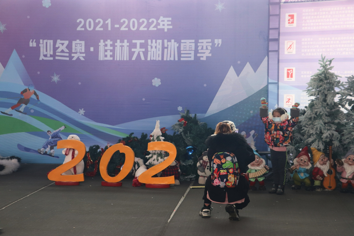 游客在滑雪场冬奥展板前拍照留念。新京报记者 吴采倩 摄