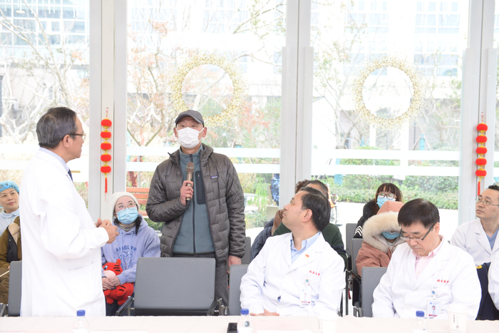 患者张先生分享自己的移植经历，感谢医护人员。本文图片 瑞金医院 供图