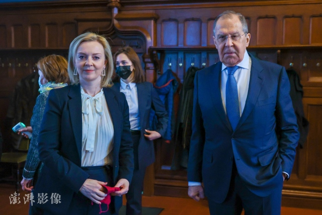 当地时间2月10日，俄罗斯莫斯科，俄罗斯外长拉夫罗夫和英国外交大臣特拉斯举行会谈。图自澎湃影像