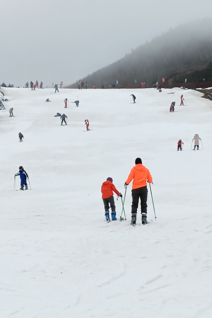 2月13日，桂林全州天湖滑雪场，游客正在冒雨滑雪。新京报记者 吴采倩 摄