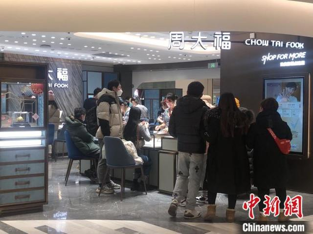 情人节前，消费者在黄金饰品店购物。 中新网 左宇坤 摄