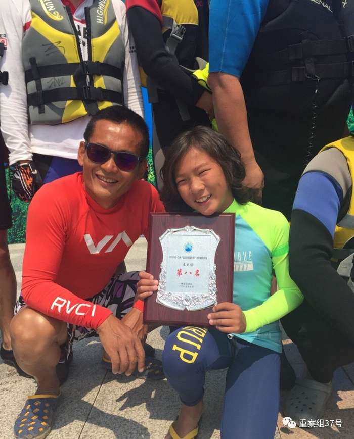 童年的苏翊鸣（右）和爸爸苏群。受访者供图