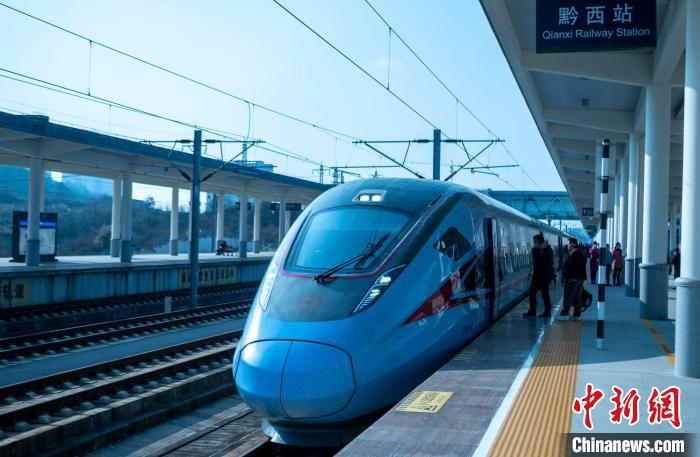 “多彩环线”高铁停靠站台。　刘忠俊 摄