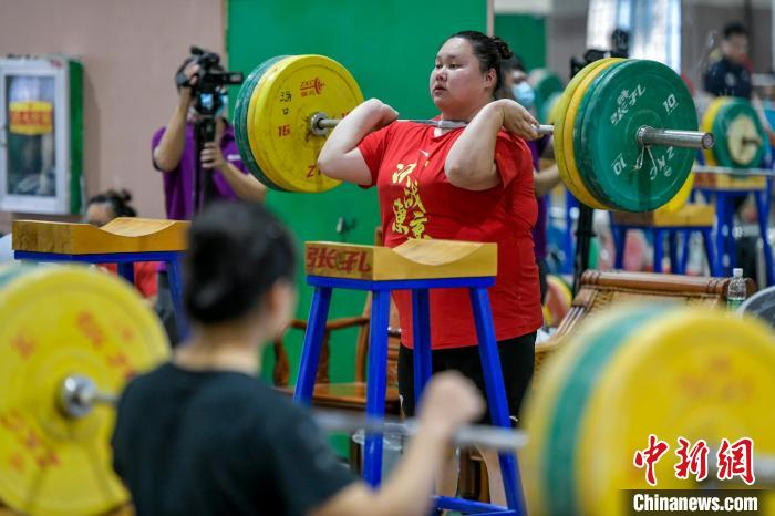 图为东京奥运会举重女子87公斤以上级冠军李雯雯正在训练中。　骆云飞 摄