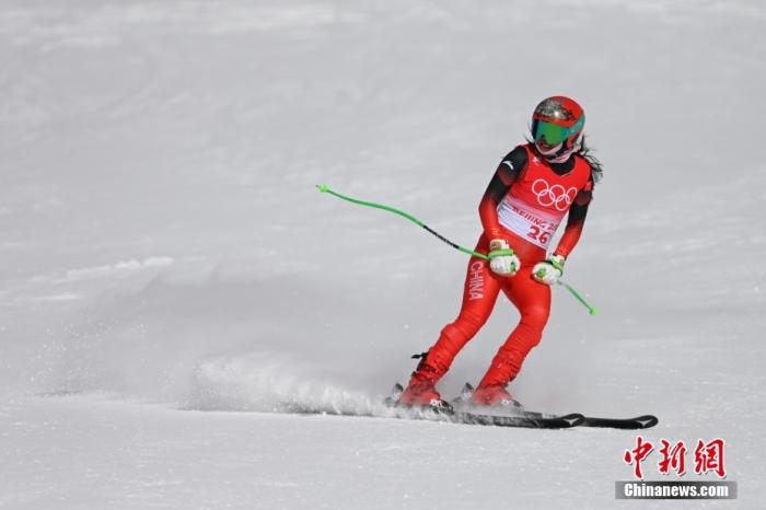 　　2月15日，在国家高山滑雪中心举行的北京2022年冬奥会高山滑雪女子滑降比赛中，中国选手孔凡影以1分44秒53的成绩顺利完赛，成为中国首个在冬奥会高山滑雪女子滑降比赛中完赛的运动员。图为孔凡影在比赛中。 中新社记者 何蓬磊 摄