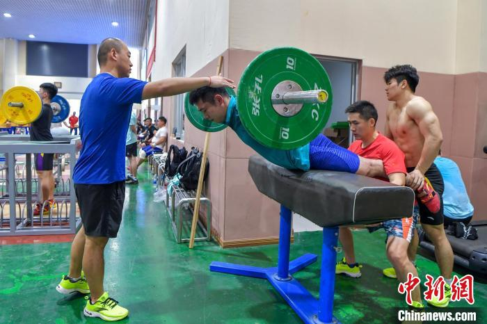 图为参加集训的运动员正在训练中。　骆云飞 摄