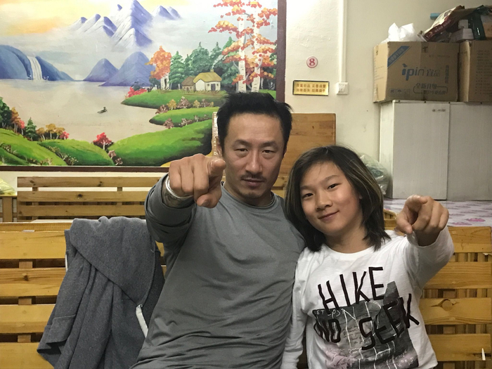 童年的苏翊鸣（右）和教练王磊。受访者供图