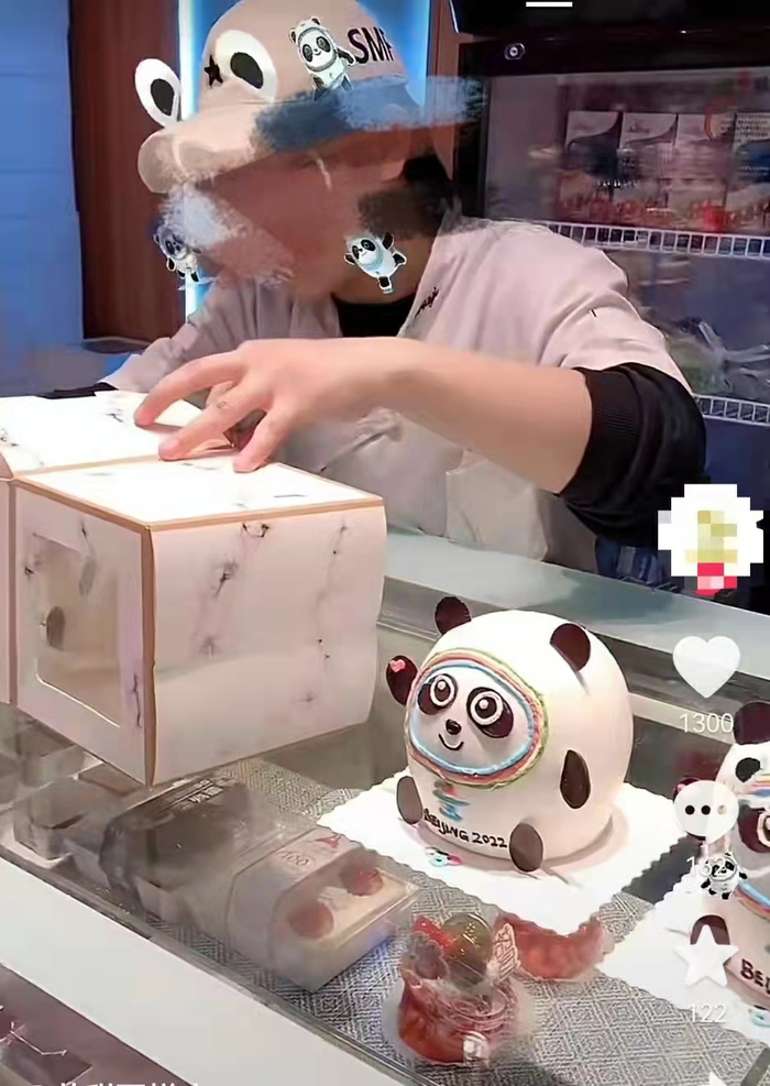 短视频平台上，有甜品商家晒出冰墩墩造型蛋糕。网络截图