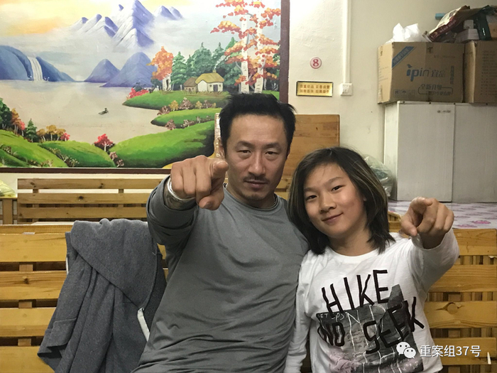 童年的苏翊鸣（右）和教练王磊。受访者供图