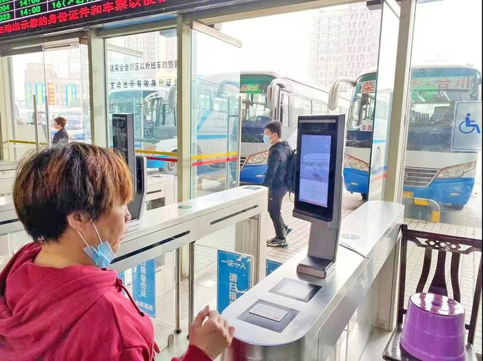 ▲乘客刷脸检票乘车