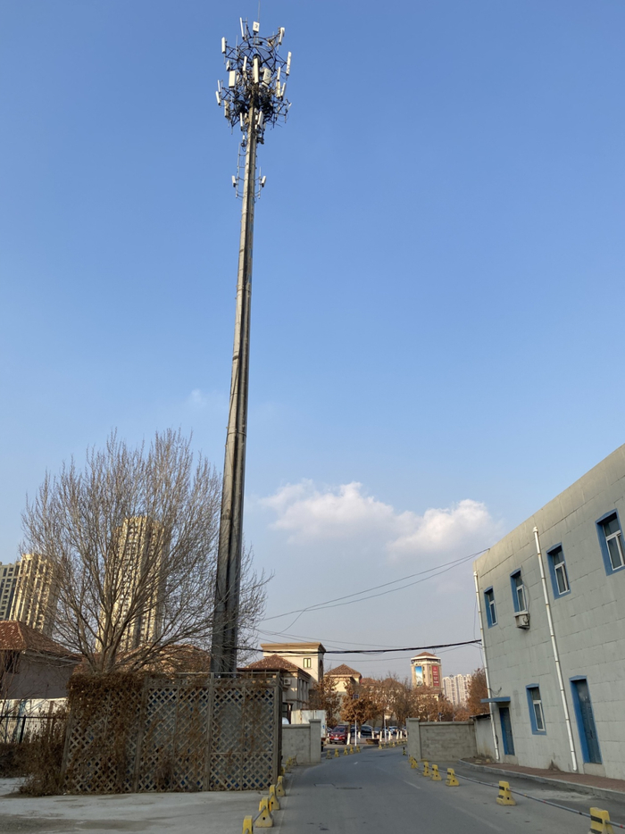 被信号基站和换热站夹在中间的出行道路。&nbsp; &nbsp; 王鹏飞/摄