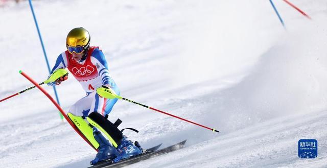 国家高山滑雪中心举行的北京2022年冬奥会高山滑雪男子回转项目比赛中