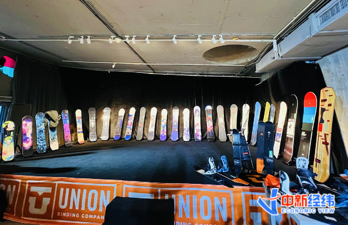 李雨公司代理销售的雪具 受访者供图