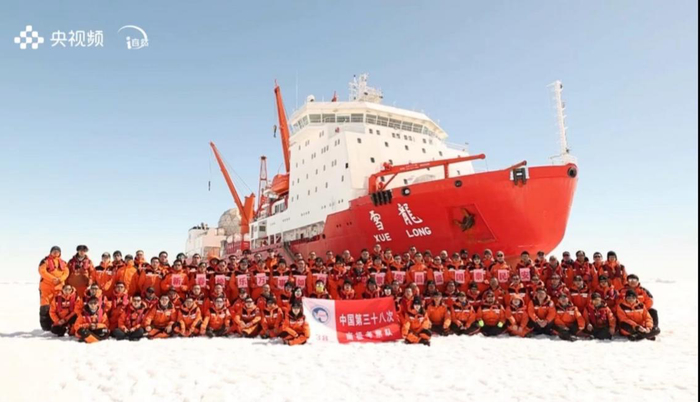 　　中国第三十八次南极考察队在雪龙号前合影（图片源自央视频直播）