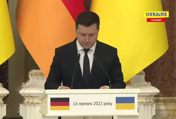 　　14日，乌克兰总统泽连斯基与到访的德国总理朔尔茨举行联合记者会。他在讲话中不点名地批评美国，称一些国家西迁使馆人员的做法是个“巨大的错误”。图为记者会现场视频截图
