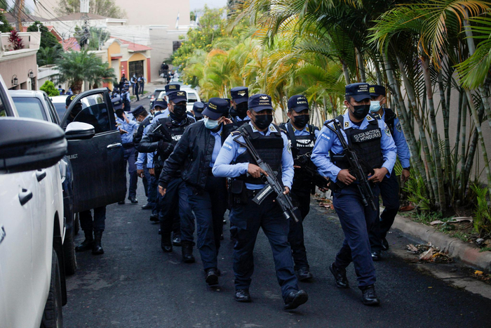 当地时间2月14日，逮捕行动中，洪都拉斯警方在前总统埃尔南德斯住所附近巡逻。图/IC&nbsp;photo