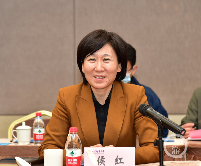 ▲2021年4月8日，郑州市市长侯红到访北京邮电大学。图片来源/北邮官网