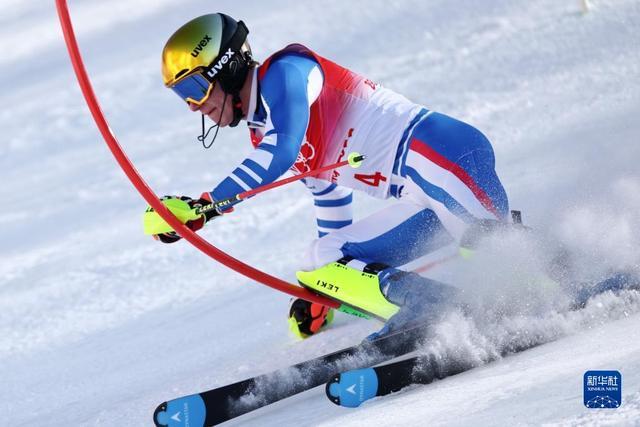 国家高山滑雪中心举行的北京2022年冬奥会高山滑雪男子回转项目比赛中
