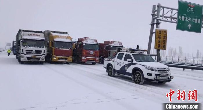 乌奎高速昌吉大队辖区以警车带道的方式通行。　任圣浩 摄