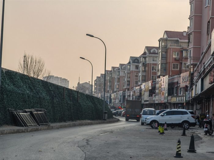 沈阳一小区主要出行道路仅有双车道。王鹏飞/摄