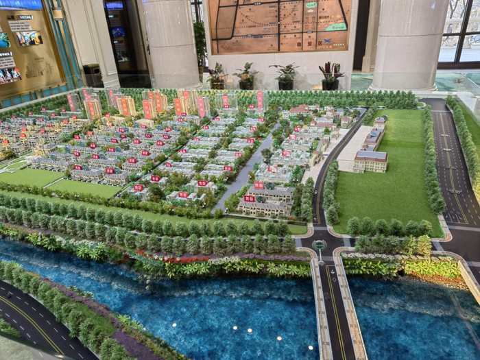 小区沙盘中规划的出行道路。孟双奎/摄