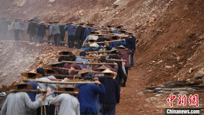 图为纪录片还原百年前修建滇越铁路的场景。　纪录片截图 摄