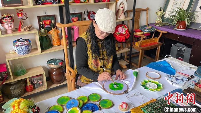 为了使这项传统技艺传承下去，武俊敏不断创新，尝试各种刺绣手段。　杨静 摄