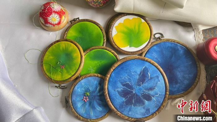 非遗进校园活动中，武俊敏将丙烯绘画与刺绣结合进行创新创作课件。　杨静 摄