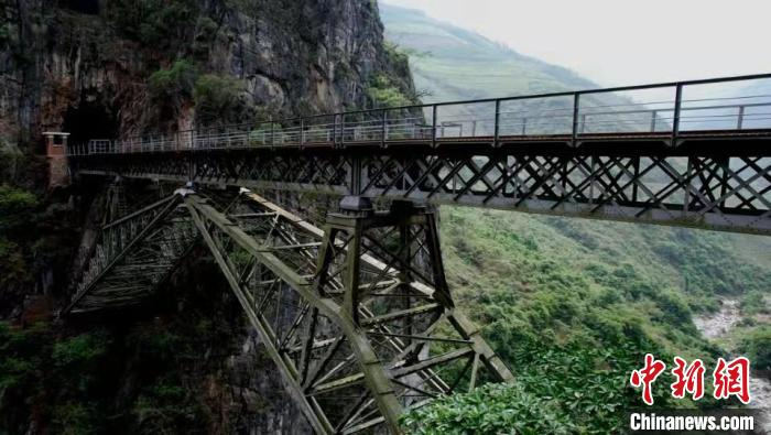 图为滇越铁路人字桥。　纪录片截图 摄