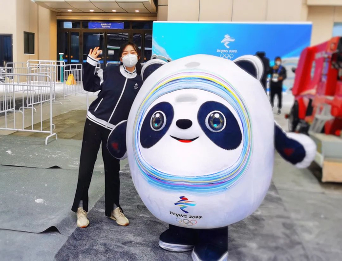 ▲ 高子涵和冰墩墩合影。受访者供图