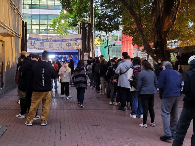 等待检测的香港市民，图源：港媒