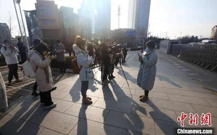 众多记者在法院门口进行报道。胡耀杰 摄