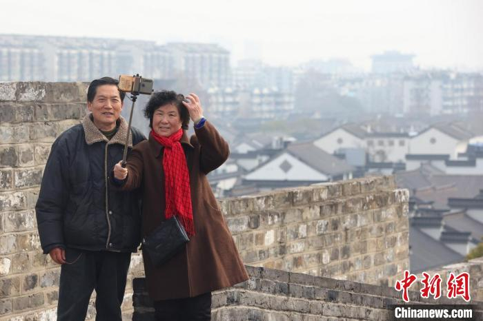 登高望远，一起合个影。　泱波 摄