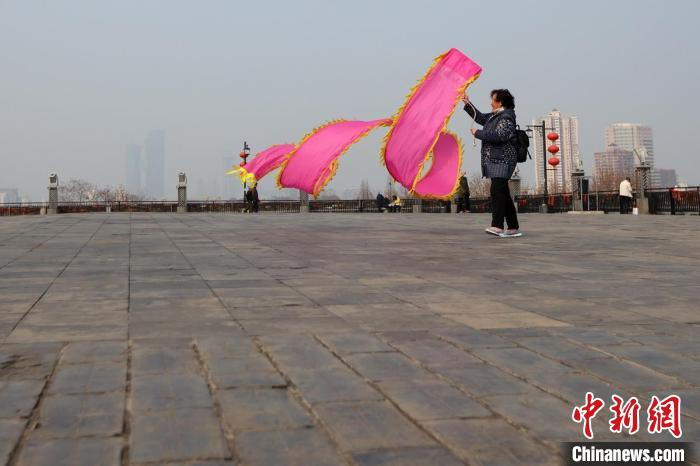 在城墙上舞动起来。　泱波 摄