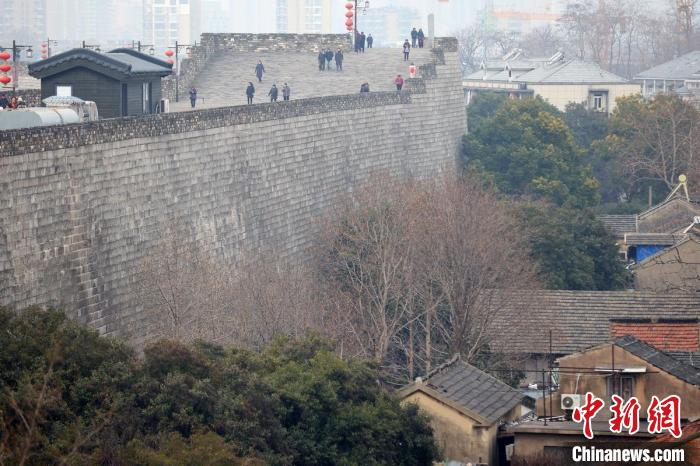 正月十六爬城头是南京当地的习俗。　泱波 摄