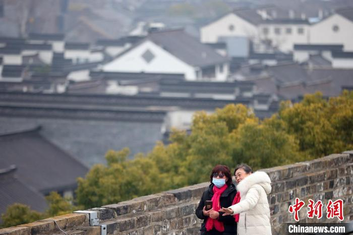 明城墙内外景致很不错。　泱波 摄
