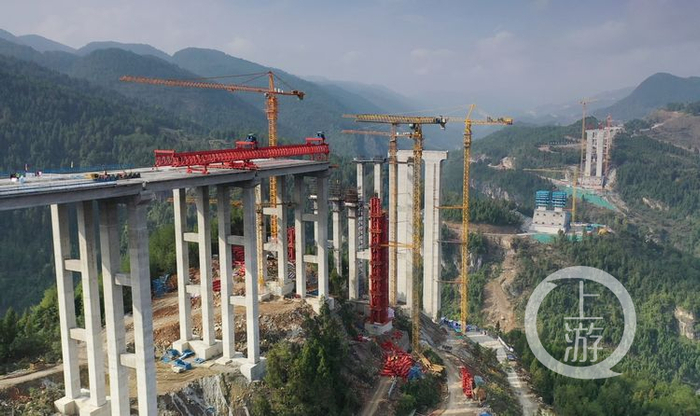 △建设中的双堡特大桥，是目前在建的世界最大跨径双连拱桥。