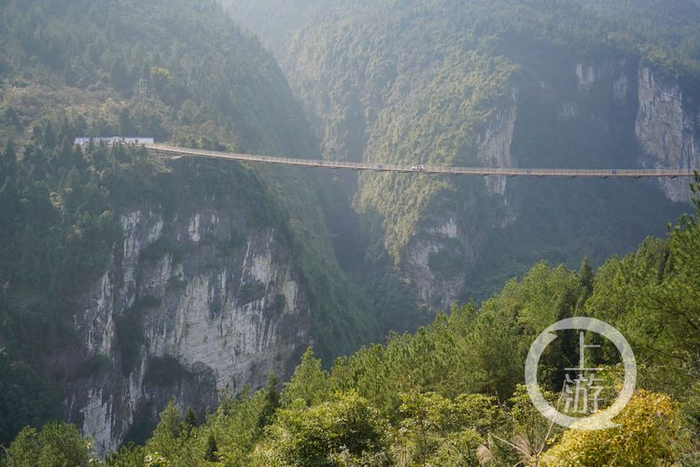 △为双堡特大桥建设搭建的施工便桥成为了“网红”。