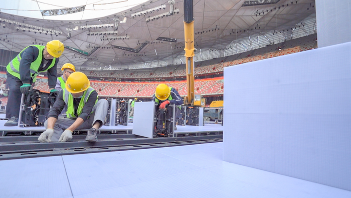 项目人员铺设开幕式地屏。受访者供图