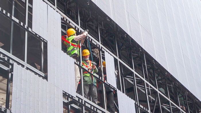 项目人员搭建开幕式冰瀑。受访者供图