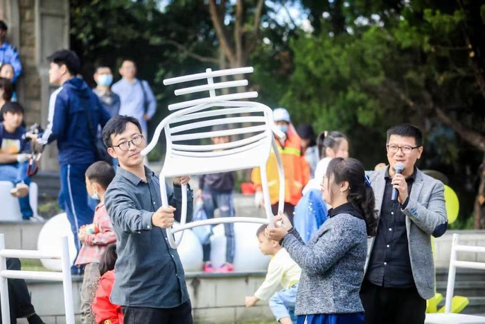 2021年世界城市日，奉浦百椅艺术展