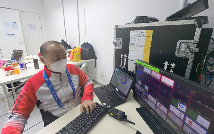 孟戈松在后台检查各机位画面。