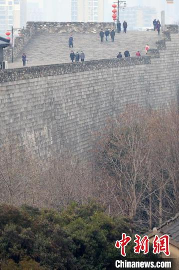 站的高，望得远。　泱波 摄