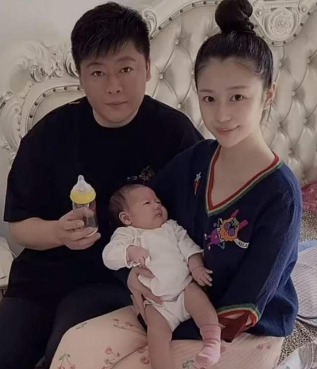 王小蒙与谢永强同框热舞,合作14年似真夫妻,打扮贵气外套超5千