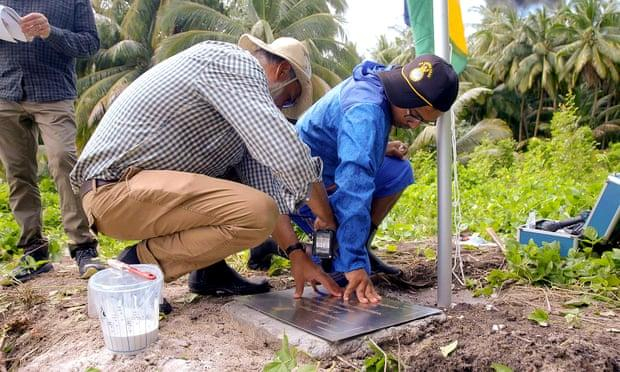 国旗下的金属牌