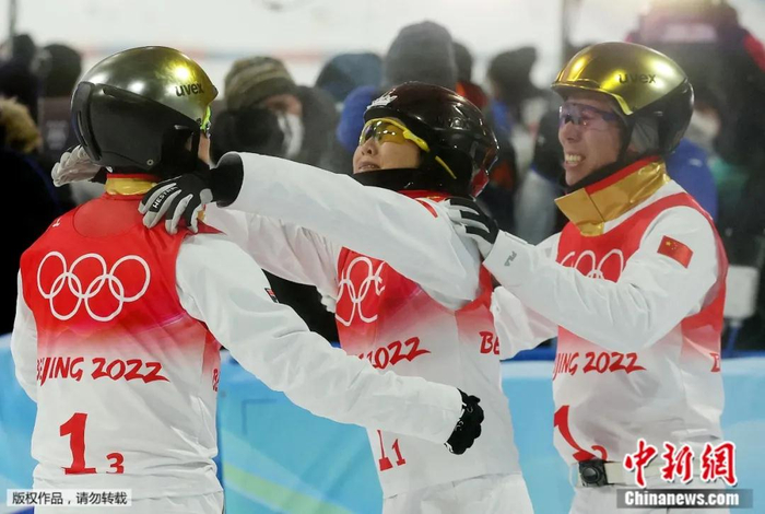 资料图：三人拥抱画面。