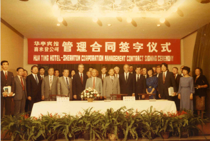 　　1986年，华亭宾馆筹建组主任王力代表华亭宾馆与喜来登公司签订管理合同。