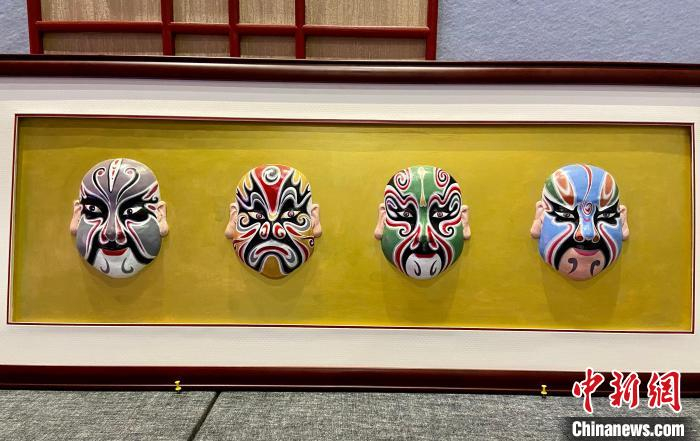 非遗传承人捐赠的绍兴戏剧脸谱制作工艺作品《水浒脸谱》 项菁 摄