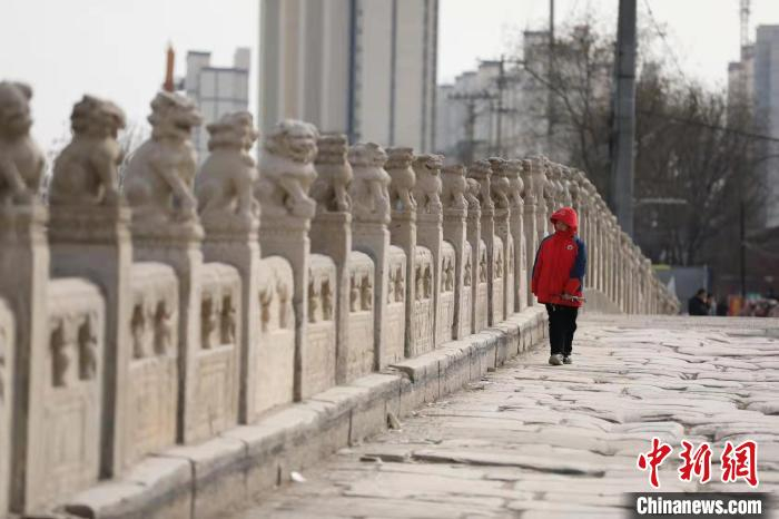 衡水安济桥上形态各异的小狮子。　吕明会 摄